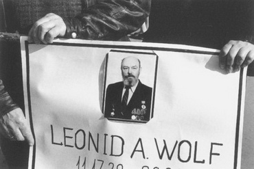 Простестующие держат портрет отказника Леонида Вольфа во время демонстрации в Москве. Фото Циона Озери