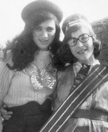 Хая с сестрой в пуримских костюмах. Кфар-Гидон. 1975 год. Фотография из семейного архива