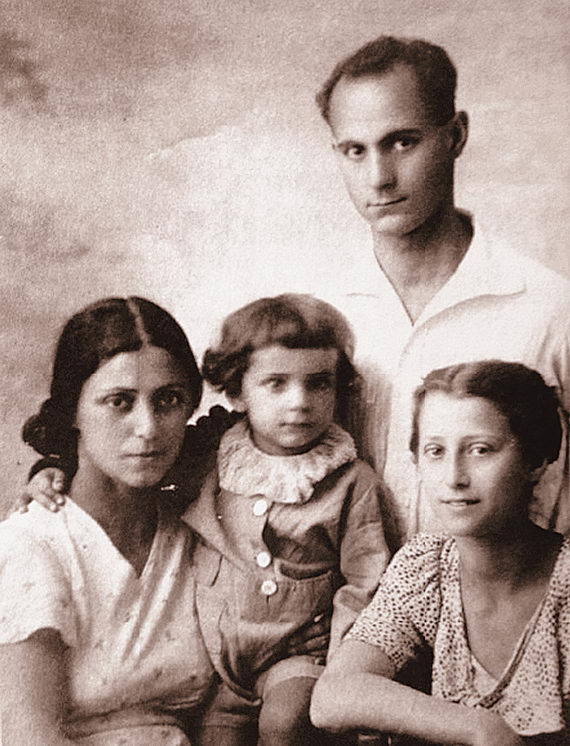 Александр Мессерер, его сестра Рахиль с детьми Азарием и Майей. Чимкент. 1939