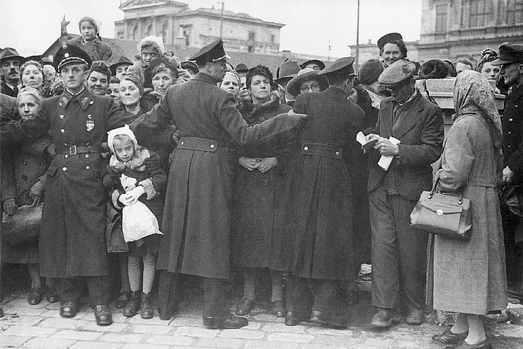 Герти Дойч. Из России домой. 1947. Снимок опубликован в журнале «Picture Post», январь 1948, выпуск № 2. Архив «FOTOHOF»