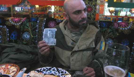 Гриша с фотографией дедушки. Киев. Ноябрь 2014