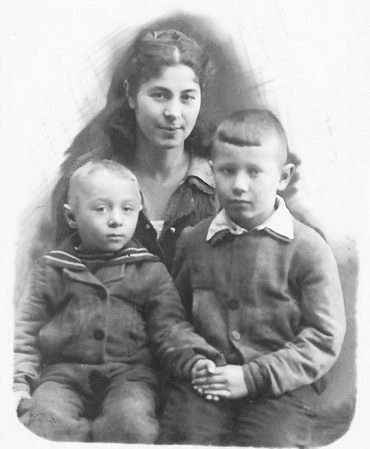 Мама Лея со старшим братом М. Хусида Борисом и его кузеном Аркадием. 1940‑е