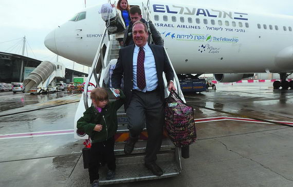 Раввин Йехиэль Экштейн с беженцами из Донбасса в израильском аэропорту. 22 декабря 2014. Опубликовано на информационном портале JTA News