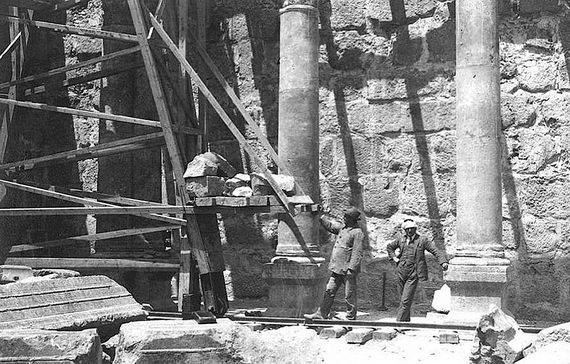 К. Вотцингер и Г. Коль работают в Капернаумской синагоге. 1905 