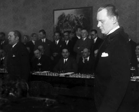 Алексей Алехин во время сеанса одновременной игры. Берлин. 1930 