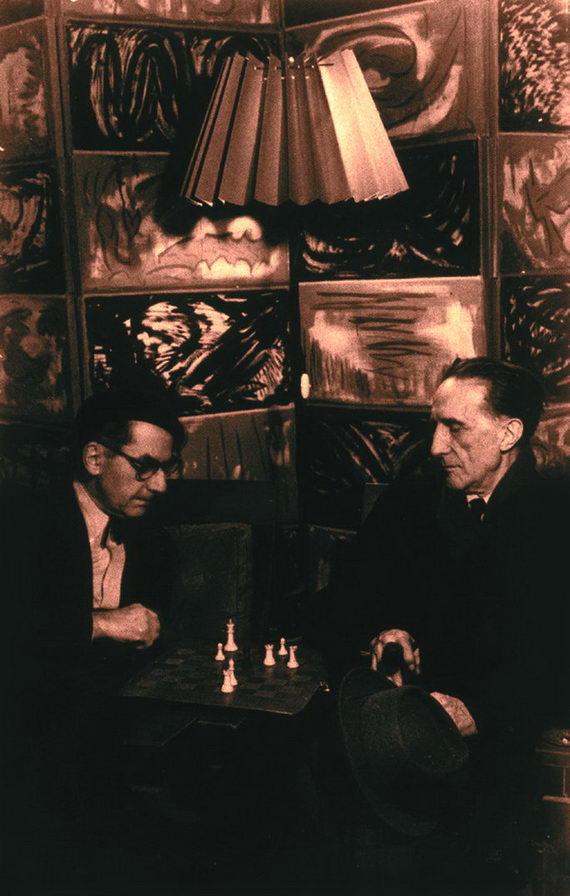 Ман Рэй и Марсель Дюшан играют в шахматы в мастерской Ман Рэя. 1955. Коллекция искусства дада и сюрреализма Веры и Артуро Шварц