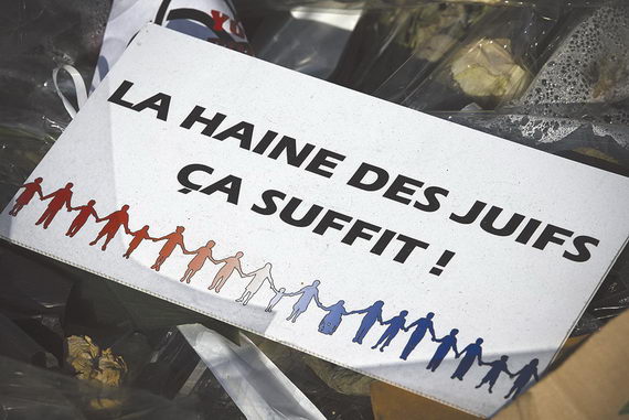 Плакат в память о погибших во время теракта в редакции «Шарли эбдо». Надпись гласит: «Хватит ненавидеть евреев!» Париж. 7 февраля 2015