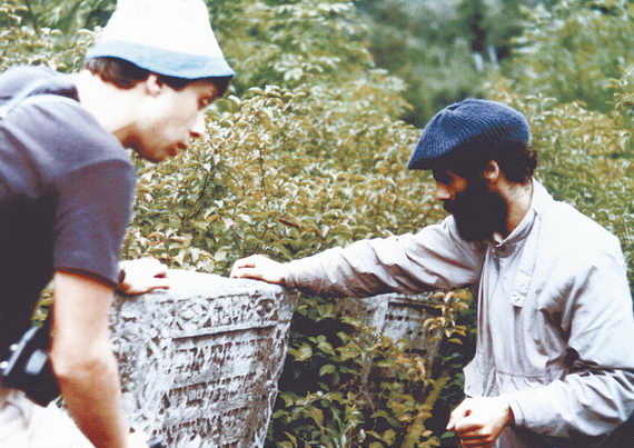 Валерий Дымшиц и Илья Дворкин на еврейском кладбище Кременца. 1990