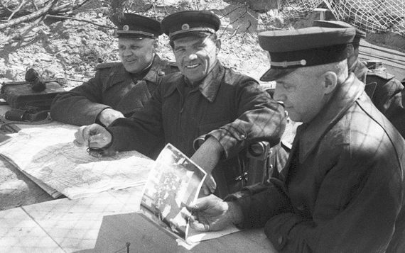 Советские генералы (слева направо) Константин Телегин, Василий Чуйков и Василий Казаков на наблюдательном пункте. Апрель 1945