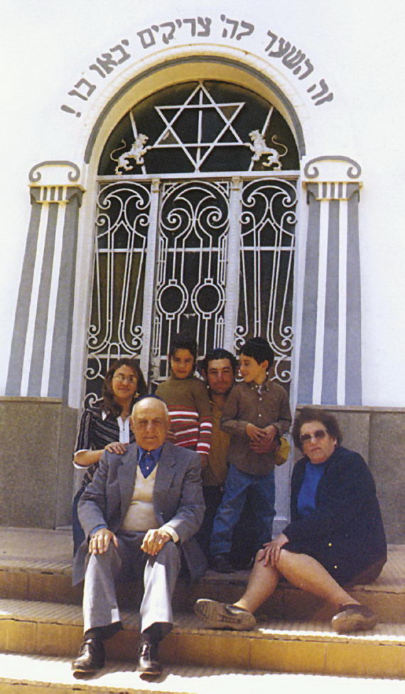 У синагоги Барона Гирша. Провинция Санта‑Фе, Аргентина. Из книги «Фотографический альбом еврейской общины» (Буэнос‑Айрес: AMIA Comunidad Judia, 2005)