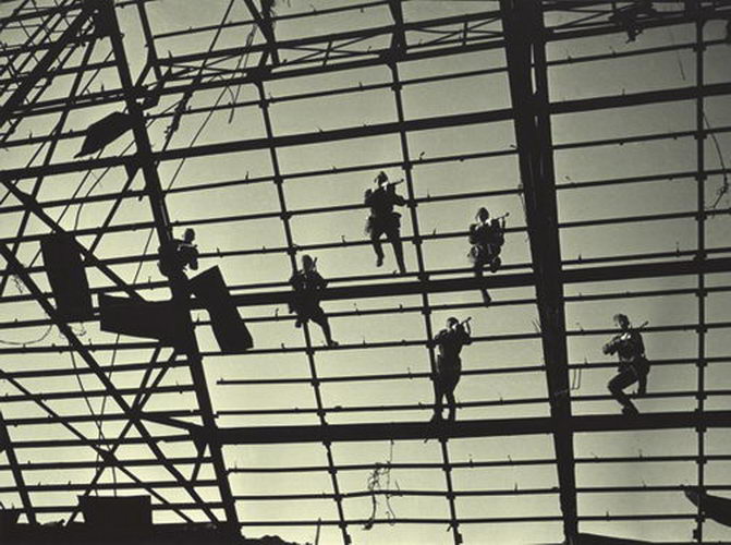 Аркадий Шайхет. Бои на обрешетке стеклянной крыши заводского сборочного цеха. Сталинград. Осень 1942. Оригинал: архив М. Жотиковой‑Шайхет