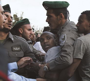 Израильские полицейские сдерживают демонстрантов. Тель‑Авив. 3 мая 2015