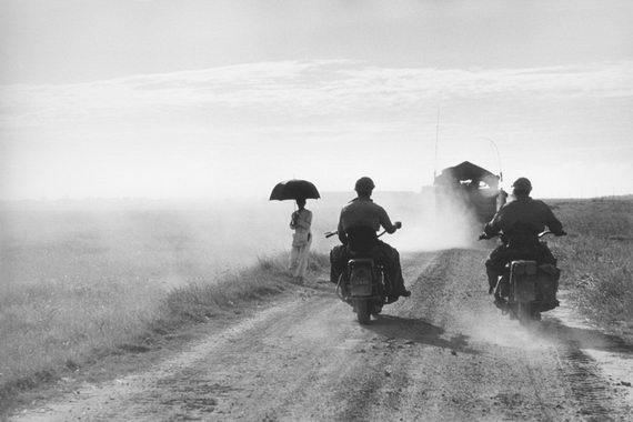 Роберт Капа. По дороге из Намдиня в Тай‑Бин. Вьетнам. 25 мая 1954. Коллекция Венгерского национального музея