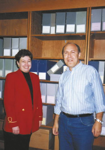 Олег Будницкий с директором Гуверовского архива Энн ван Камп. Позади — вот они, сокровища в коробках. 1995