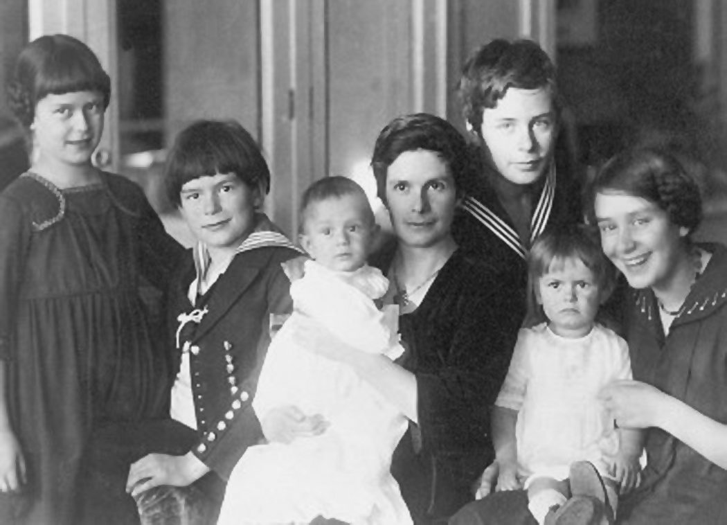 Катя Манн со своими шестью детьми. 1919. Коллекция Цюрихской Высшей технической школы 