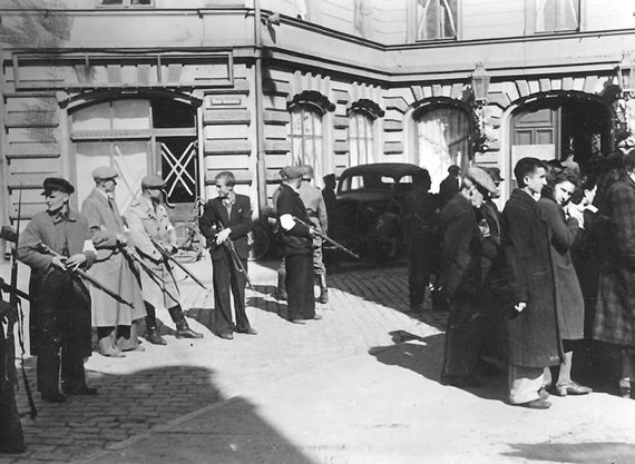 Вооруженные латвийцы конвоируют евреев Лиепая. Июль 1941 Bundesarchiv Bild 183-B11441, Libau