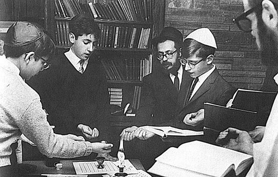 Церемония авдалы в образовательном центре Хабад‑Любавич в Миннеаполисе. 1960‑е. The Lubavitch Foundation