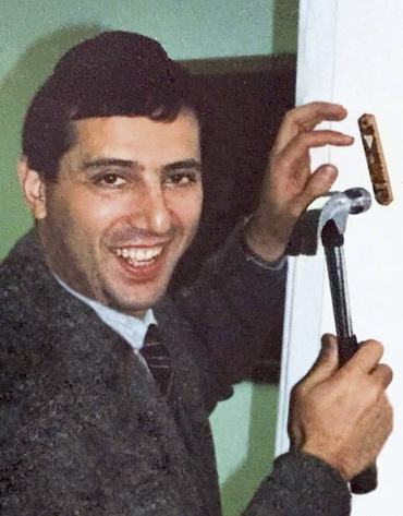 Цви Хейфец прибивает мезузу в здании посольства на Большой Ордынке. 1989