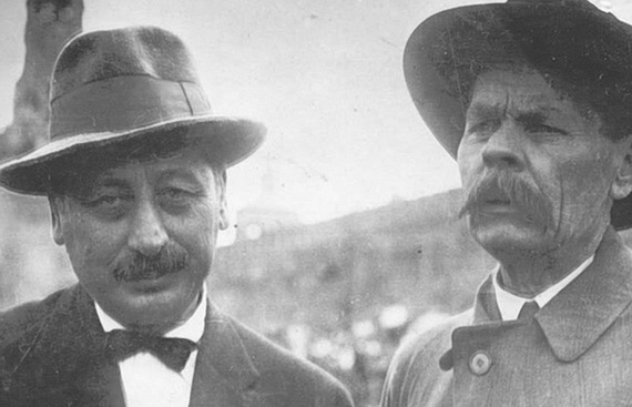 Шолом Аш и Максим Горький на Красной площади. 1920‑е