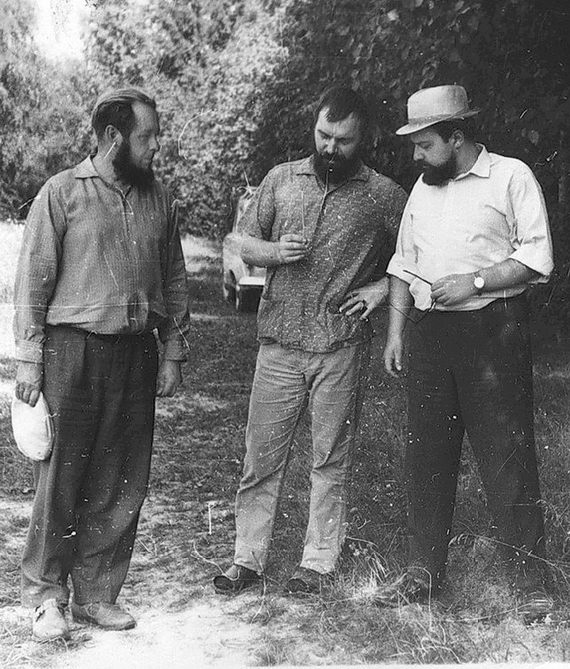 Александр Солженицын, художник Юрий Титов и Александр Мень. 1960‑е  