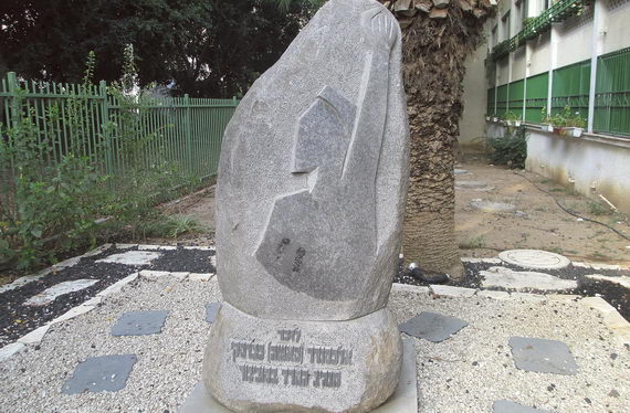 Памятник Александру Печерскому в Тель‑Авиве. Фото Авихая Тейчера