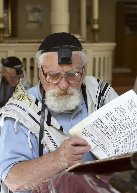 На молитве в самарской хоральной синагоге. Фото Василия Должанского