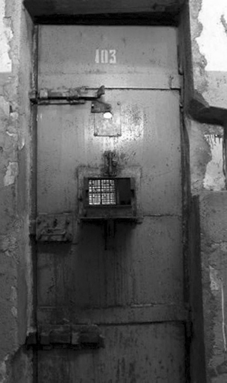 Хата дверей. СИЗО дверь. Дверь в тюремную камеру. Железная дверь тюремная. Дверь камеры в тюрьме.