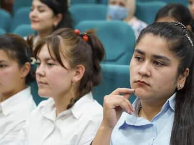 Yalangoch yapon ayollarining yaqindan surati